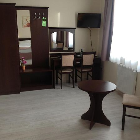 Hotel Feniks Gniezno Exteriör bild