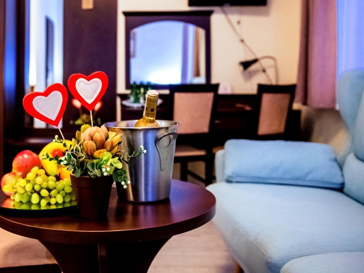 Hotel Feniks Gniezno Exteriör bild