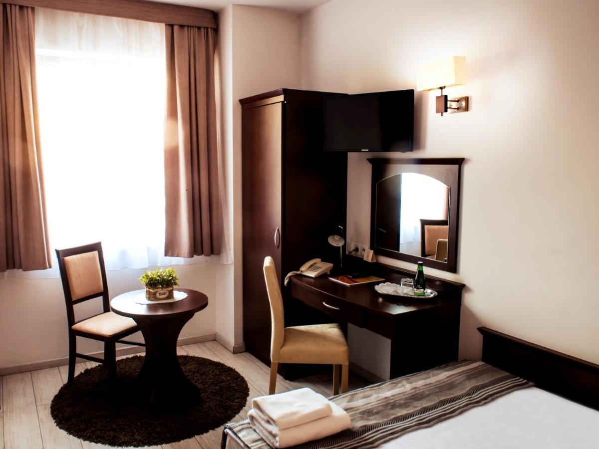 Hotel Feniks Gniezno Exteriör bild