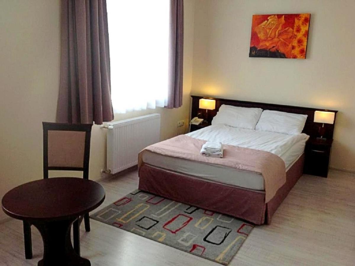 Hotel Feniks Gniezno Exteriör bild