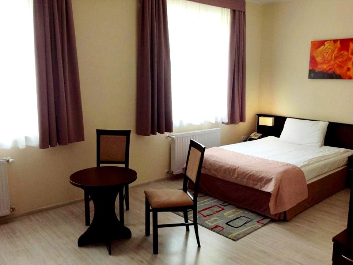Hotel Feniks Gniezno Exteriör bild