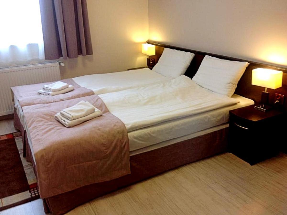 Hotel Feniks Gniezno Exteriör bild