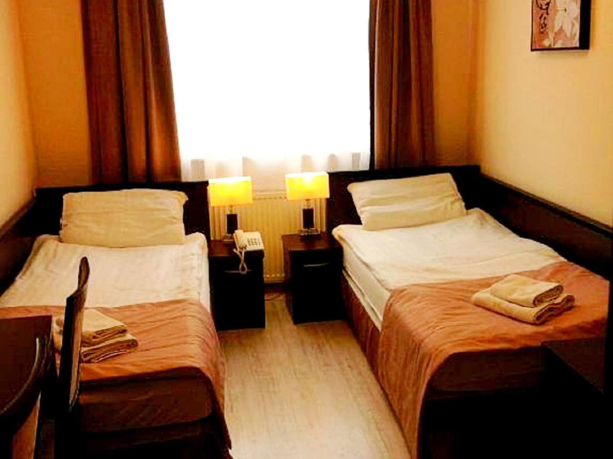 Hotel Feniks Gniezno Exteriör bild