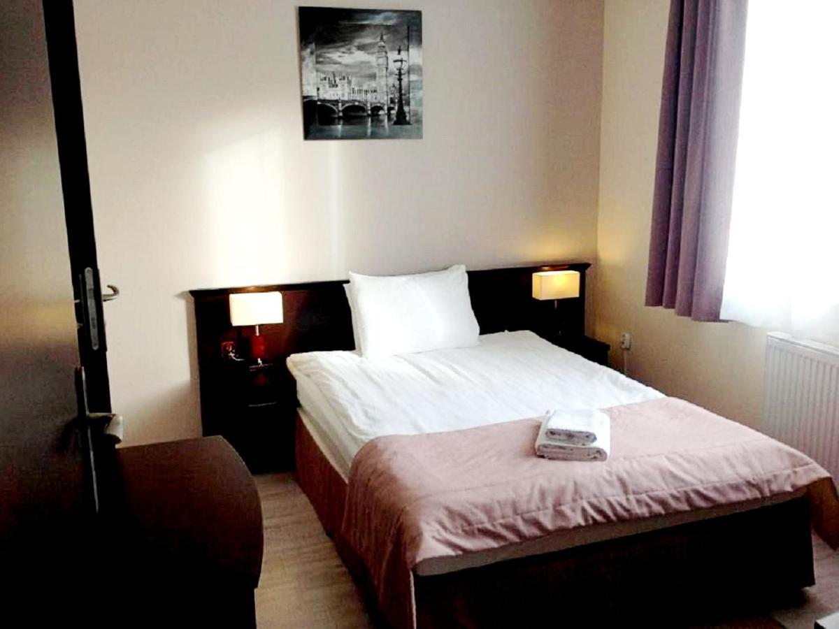 Hotel Feniks Gniezno Exteriör bild