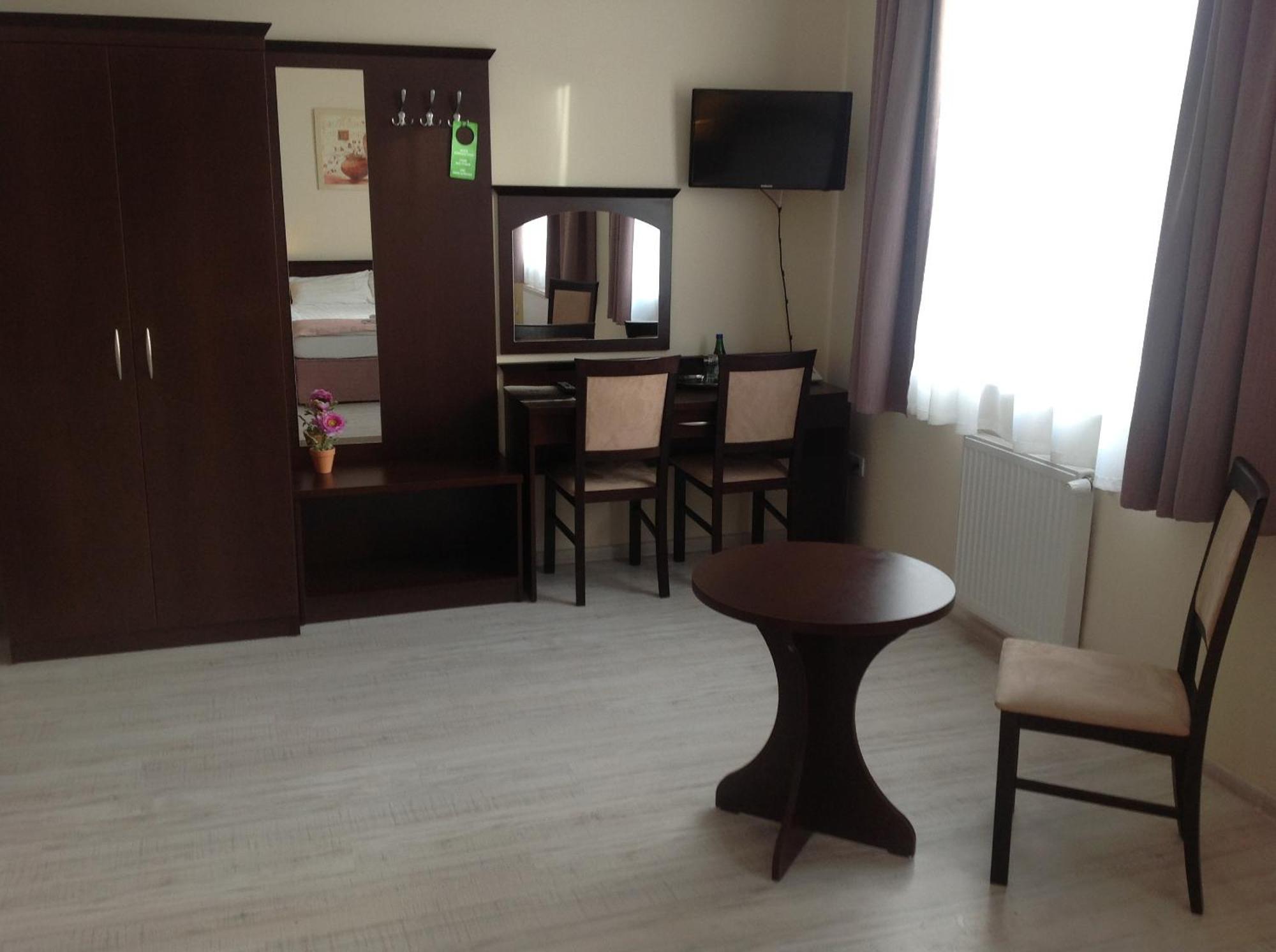 Hotel Feniks Gniezno Exteriör bild