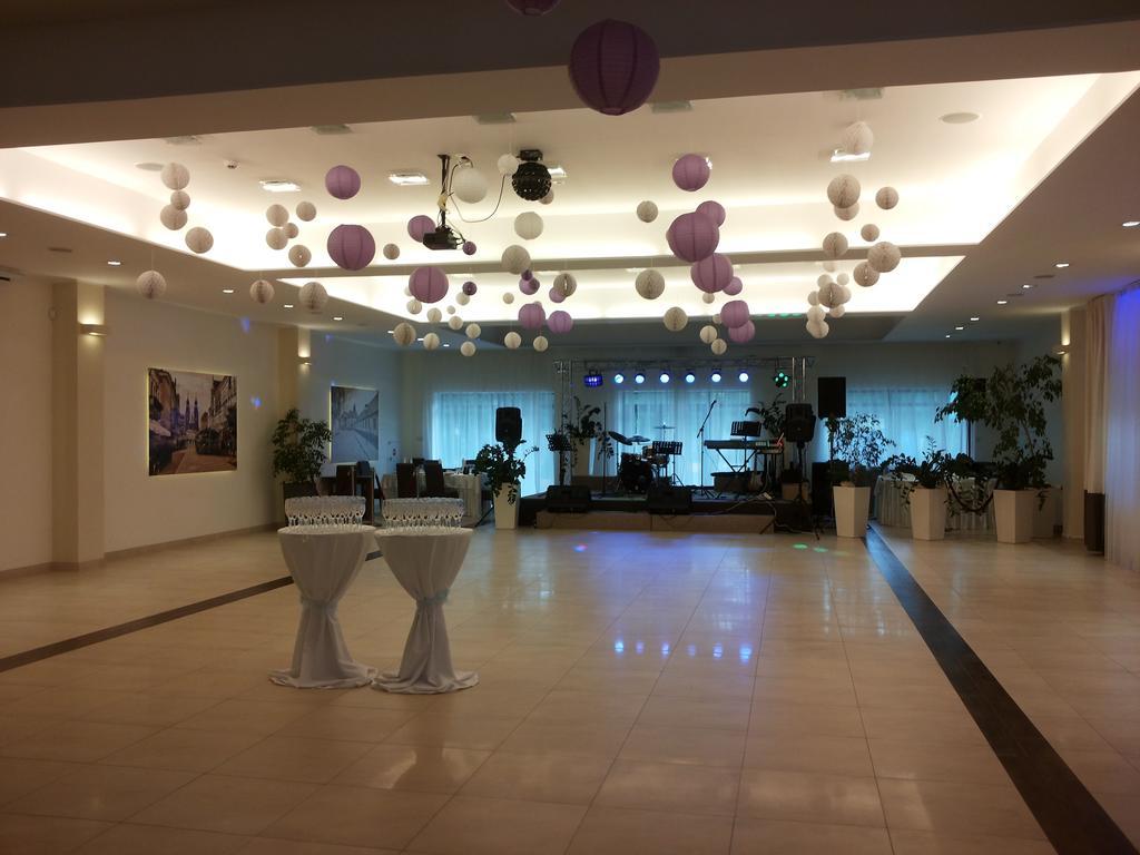 Hotel Feniks Gniezno Exteriör bild