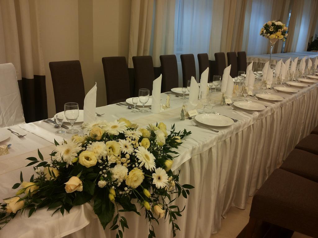 Hotel Feniks Gniezno Exteriör bild