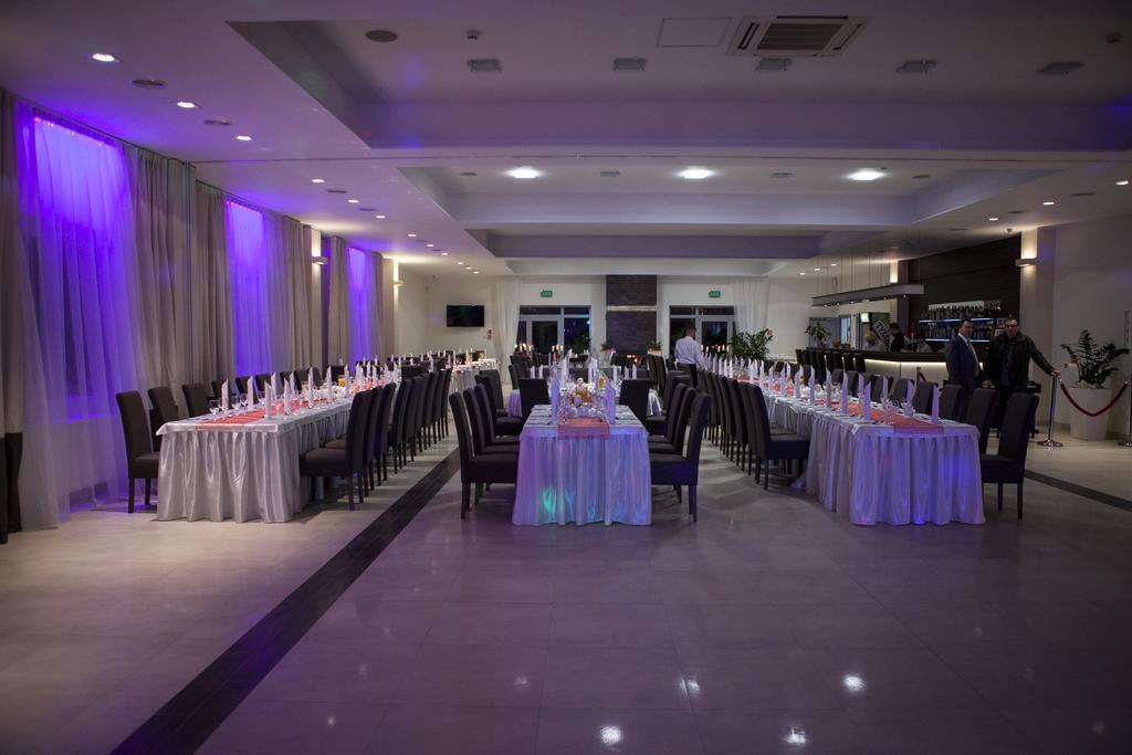 Hotel Feniks Gniezno Exteriör bild